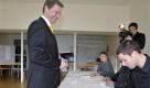 ... eine Überraschung hervor: Bundesaußenminister Guido Westerwelle kommt aus NRW und stimmte in Bonn ab. Foto: ap