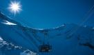 Eine supermorderne Seilbahn führt vom Col du Pillon hinauf in den ewigen Schnee des Gletschers Glacier 3000. Oben wartet eine grandiose Aussicht über den Genfersee, auf Jungfrau,Matterhorn und das Mont Blanc Massiv sowie 25 Pistenkilometer, die bis Anfang Mai in Betrieb sind. Die Langlauf-Loipen sind von Juni bis Dezember gespurt. Foto: swiss-image.ch