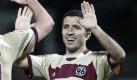 Altin Lala (Hannover 96): Er ist der dienstälteste Profi der Bundesliga - Altin Lala von Hannover 96 spielt seit 1998 bei seinem Klub und hat alle Höhen und Tiefen mit den 96ern erlebt. Dass der 36-Jährige im Kalenderjahr 2011 insgesamt lediglich 455 Minuten auf dem Platz stand, tut der Kultfigur keinen Abbruch. Foto: dpa