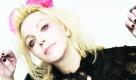 Courtney Love denkt gelegentlich an Selbstmord. Ich hatte einen Moment vor zwei Wochen, da geriet ich in Versuchung, aus dem Fenster zu springen, sagte die Ex-Frau von Nirvana-Frontmann Kurt Cobain dem britischen Musikmagazin NME. Sie fühle sich oft wertlos und hasse sich dann selbst. Mit ihrer Band Hole veröffentlicht sie morgen das Album Nobody's Daughter. Foto: Universal Music/Daniel Jackson/M.A.P.Ltd./trunkarchive.com