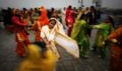 Wie Derwische tanzen indische Schulmädchen im Kreis, um auf diese Weise beim traditionellen Basant Panchami-Fest den Frühling willkommen zu heißen. Foto: ap