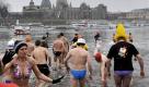 Gegenüber der Frauenkirche versuchen sich Mutige beim Winterschwimmen in die Elbe. Bei minus vier Grad Lufttemperatur und ein Grad Wassertemperatur treffen sich 86 Schwimmer, um Distanzen von 400 und 800 Metern in der Elbe zu bewältigen. Foto: ap