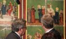 Bundespräsident Christian Wulff (r) und der polnische Staatspräsident Bronislaw Komorowski betrachten einen Flügel des Triptychons der Legende der hl. Hedwig von Schlesien um 1440.  Foto: dpa