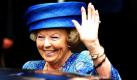 Die niederlaendische Koenigin Beatrix winkt am Donnerstag (03.07.08) vor dem Residenzschloss in Bad Arolsen bei ihrer Abfahrt. Beatrix kam am Donnerstag zu einem eintaegigen Privatbesuch. Anlass war eine im Arolser Residenzschloss gezeigte Ausstellung ueber das Leben von Beatrix' Urgrossmutter, Prinzessin Emma zu Waldeck und Pyrmont. (zu ddp-Text)  Foto: ddp