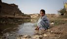 Ein afghanischer Junge, der nach Pakistan geflüchtet ist, wäscht sich in einem Fluss im pakistanischen Rawalpindi die Hände. Foto: ap