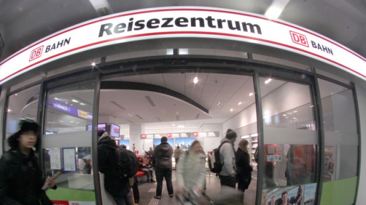 Die Diebe erleichterten sich im Bonner Reisezentrum. (Symbolbild)