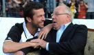 Zwei deutsche Fußballlegenden im Gespräch: Lothar Matthäus (links) und Uwe Seeler. Unterschiedlicher können zwei Karrieren nach der Karriere kaum verlaufen. Uwe Seeler hielt sich immer zurück, kam nur nach langem Bitten noch einmal als Präsident zum HSV zurück. Lothar Matthäus hingegen sucht noch nach seiner Aufgabe, bietet sich bei jedem freien Trainerposten selbst an und macht vor allem mit seiner Vorliebe für sehr junge Frauen auf sich aufmerksam. Foto: dpa