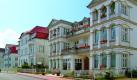 Drei Stockwerke, Säulen und ganz viel Charme bietet die Villa Meeresblick in Bansin. Auch hier dürfen sich Urlauber ganz kaiserlich für die Dauer ihres Urlaubes niederlassen. Foto: www.usedom.de