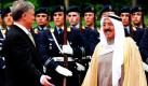 Bundespräsident Horst Köhler empfängt vor dem Schloss Bellevue in Berlin den kuwaitischen Emir Scheich Sabah Al-Ahmad Al-Jabar Al-Sabah mit militärischen Ehren. Der Gast aus Kuwait hält sich zu einem dreitägigen Besuch in Deutschland auf.  Foto: dpa
