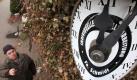 Eine seltsame Eckenuhr, deren Pendel und Zifferblatt um die Hausecke gebaut sind, wird auf die Sommerzeit umgestellt. Foto: Jens Büttner Foto: dpa