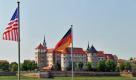 Die Nationalflaggen der USA, von Deutschland und Russland wehen zum 66. Elbe Day vor dem Schloss Hartenfels in Torgau. Der Tag erinnert alljährlich an das historische Zusammentreffen der Alliierten am Ende des Zweiten Weltkrieges in Torgau. Bis zum Sonntag werden in der Elbestadt mehrere Tausend Besucher erwartet. Foto: dpa