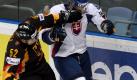 German Alexander Sulzer (L) fights for the puck with Slovakia's Marian Hossa (R) during their preliminary round group C match at the Ice Hockey World Championship in the town of Mytischi, outside Moscow, Russia, 30 April 2007. EPA/ANATOLY MALTSEV +++(c) dpa - Bildfunk+++
 Foto: dpa