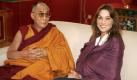 Nach ihrer Hochzeit mit Nicolas Sarkozy übernahm Carla Bruni öffentliche Aufgaben. Sie empfing zum Beispiel den Dalai Lama. Damit umging Frankreich den Affront gegen China, das mit offiziellen Empfängen für das Staatsoberhaupt der Tibeter nicht einverstanden ist. Bruni empfing ihn nicht als Ehefrau des französischen Staatspräsidenten, sondern als Künstlerin (sie veröffentlicht regelmäßig Chansons-CDs). Foto: dpa