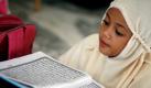 Ein muslimisches Mädchen übt in der Moschee Baiturrahman in Banda Aceh, Indondesien, den Koran zu lesen. Aceh ist die einzige Provinz in Indonesien, in der das islamische Recht gilt und Züchtigung als Strafe für Vergehen, die die Regeln des Islam verletzen, zur Anwendung kommt. Die Menschenrechtsorganisation Amnesty International hat die Regierung des Landes dazu aufgefordert, entsprechende Gesetze abzuschaffen. Foto: dpa
