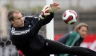 Der Torwart Robert Enke (l) hält am Montag einen Ball; rechts Torwart Timo Hildebrand. Die Fußball-Nationalmannschaft bereitet sich in Köln auf das Länderspiel am kommenden Mittwoch (12.09.2007) gegen Rumänien vor. Foto: Oliver Berg dpa/lnw +++(c) dpa - Bildfunk+++ Foto: dpa