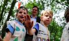 Als Indianer verkleidete Kinder begrüßen in Braunschweig den niedersächsischen Ministerpräsidenten David McAllister (CDU). McAllister besuchte die Konsultations-Kindertagesstätte Kasernenstrasse während seiner ersten Sommerreise.Auf seinem Programm für die nächsten drei Tage stehen noch20 weitere Stationen, darunter Unternehmen, Welterbestätten und ein Schützenfest. Foto: dapd
