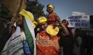 Eine Frau trägt ein Kind auf ihrer Schulter während eines Protestmarsches im indischen Bhopal. Hunderte sind durch Bhopal gelaufen, um an die Giftgaskatastrophe vor 25 Jahren zu erinnern.  Foto: ap