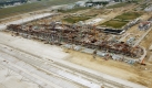 Die Kräne drehen sich am Donnerstag (23.07.2009) in Schönefeld über der Baustelle für das Terminal des künftigen Flughafens Berlin Brandenburg International (BBI). Wenn der neue Hauptstadt-Flughafen 2011 eröffnet, sollen rund 22 Millionen Passagiere in Berlin jährlich abgefertigt werden. Foto: dpa