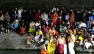 Hindu-Priester stehen in Hamm-Uentrop zusammen mit Gläubigen unter einer Autobahnbahnbrücke im Hamm-Dattel-Kanal. Eine Prozession zum Kanal und rituelle Waschungen bilden den Abschluss des 5. traditionellen Jahresfestes rund um Europas größten Hindutempel. Hamm gilt als Zentrum des Exil-Hinduismus.  Foto: dpa