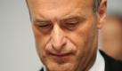 Der Vorstandsvorsitzende des Modekonzerns Escada, Bruno Sälzer, senkt am Dienstag (28.04.2009) in München (Oberbayern) bei der Hauptversammlung seinen Blick. Escada möchte von seinen Aktionären die Zustimmung zu einer Kapitalerhöhung erwirken, durch die der Konzern in den kommenden Monaten 30 Millionen Euro einsammeln will. Escada hatte im vergangenen Geschäftsjahr einen Verlust von 70 Millionen Euro gemacht. Escada-Chef Sälzer will das Unternehmen durch einen Sparkurs und eine Verkleinerung der Kollektionen aus der Krise führen.
 Foto: dpa