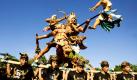 Balinesen tragen eine sogenannten Ogoh-Ogoh-Statue während der Parade zum Nyepi, dem Balinesischen Tag der Ruhe. Dieser fällt mit dem hinduistischen Neujahrsfest zusammen. Die meisten Balinesen verlassen an diesem Tag ihr Haus nicht, auch Touristen werden dazu aufgefordert, in ihren Hotelräumen zu bleiben.  Foto: ap
