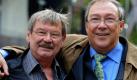Die Schauspieler Jaeckie Schwarz (r) und Wolfgang Winkler in Halle (Saale) am Rande von Dreharbeiten. Foto: dpa