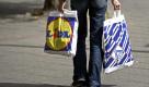 ARCHIV: Eine Frau geht in Berlin mit Einkaufstueten von Aldi und Lidl in den Haenden eine Strasse entlang (Foto vom 15.07.04). Viele Menschen essen gerne Spaghetti mit Tomatensosse. Fuer sie gibt es gute Nachrichten: Nudeln sollen guenstiger werden. Auch Pizza und Margarine sollen bald nicht mehr so viel kosten. Das haben mehrere grosse Lebensmitteldiscounter angekuendigt. (zu ddp-Text) Foto: Johannes Eisele/ddp Foto: ddp