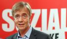 Er will an die Spitze: Dietmar Bartsch strebt die Nachfolge von Klaus Ernst als Parteivorsitzender der Linken an. Sein Beharren auf seine Kandidatur war in der Partei umstritten und trug nicht unmaßgeblich zum Führungschaos der Linkspartei bei. Foto: dpa