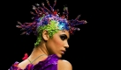 Ein Model präsentiert am ersten Tag der Lakme Fashion Week in Mumbai, Indien, eine gewagte Kreation für den Kopf. Foto: ap