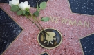 Flowers are placed on Paul Newman's star on the Hollywood Walk of Fame in Los Angeles Saturday, Sept. 27, 2008. Newman, the Oscar-winning actor who personified cool as the anti-hero of such films as Hud, Cool Hand Luke and The Color of Money died Friday, Sept. 26, 2008 in Westpoint. Conn. He was 83. (AP Photo /Jon Vidar) Foto: ap