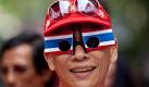 A supporter of ousted Prime Minister Thaksin Shinawatra sports a pair of sunglasses shaped Thai national flags as he attends a protest rally Friday, Feb. 19, 2010, in Bangkok, Thailand. Supporters of Thaksin demonstrated in the capital's business district, one week ahead of a potentially explosive court decision on whether the government will confiscate the vast assets of the one-time prime minister. (AP Photo/David Longstreath) Foto: AP