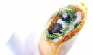Tortilla-Wraps (4 Portionen):1 reife Avocado (Sorte Hass) halbieren, Kern entfernen, Fruchtfleisch aus der Schale löffeln. Fruchtfleisch mit einer Gabel zerdrücken. 3-4 TL Sambal Oelek und abgeriebene Schale von 1 Limette zugeben, verrühren. Mit Salz abschmecken. 1/4 Eisbergsalat in feine Streifen schneiden, abbrausen und gut trocken schleudern. 1 Stiel Staudensellerie abspülen, putzen, in sehr feine Streifen schneiden. 4 weiche Tortilla-Wraps zuerst mit Avocado-Creme, dann mit 200 g körnigem Frischkäse bestreichen. Eisbergsalat bis etwa zur Hälfte darauf verteilen. Staudenselleriestreifen und 200 g getrocknete Pflaumen längs darauf legen. Wraps fest aufrollen, schräg in der Mitte durchschneiden und servieren. Foto: Kalifornische Trockenpflaumen