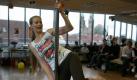 Ein gespanntes Publikum lässt sich in die Geheimnisse des Pole Dance einführen. Foto: Jeannine Wilkerling/news.de
