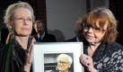 Rose-Marie von Bülow (r), die Witwe des Humoristen und Tochter Susanne. Foto: dpa