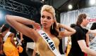 Die einstudierten Posen werden nochmal geübt, die Körpersprache erneut getestet. Lampenfieber bei Miss Finnland hinter den Kulissen der Miss-Universe-Show. Foto: dpa