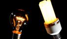 Jahrzehntelang tauchte sie die Wohnzimmer rund um den Globus in ein warmes Licht. Nun ist Schluss mit der zwar gemütlichen, aber nicht sehr energieeffizienten Glühbirne. Ab Donnerstag dürfen EU-weit keine Glühbirnen mit über 40 Watt Leistung in den Verkehr gebracht werden.Restbestände dürfen die Händler aber noch verkaufen. Wer also das alte Licht der Glühbirne mag, sollte sich noch schnell mit den letzten Exemplaren eindecken. Foto: dapd