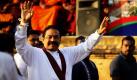 Sri Lankas Präsident Mahinda Rajapaksa winkt Anhängern bei seiner Wahlkampftour zu. Am 26. Januar tritt Rajapaksa bei der Präsidentschaftswahl gegen den Armeegeneral Sarath Fonseka an.  Foto: ap