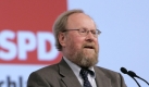 Der Vizepraesident des Deutschen Bundestags, Wolfgang Thierse (SPD), gestikuliert am Freitag (26.10.07) im Congress Centrum Hamburg auf dem Bundesparteitag der SPD bei seiner Rede zum neuen Grundsatzprogramm. Die Partei will am Sonntag ueber das neue Grundsatzprogramm debattieren und es beschliessen.

Foto: Roland Magunia/ ddp Foto: ddp