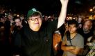 Michael Moore ist die personifizierte Kapitalismus-Kritik. Wo er auftritt, ist Ärger vorprogrammiert. Doch der Dokumentarfilmer war nicht zum motzen nach Manhattan gekommen. Moore wollte den Demonstranten, die auf dem Manhattan Plaza gegen soziale Ungleichheit und Habgier der Wirtschaft protestieren, Mut zureden.  Foto: dapd