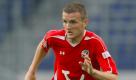 Der Abwehrspieler Konstantin Rausch von Hannover 96 in Aktion während eines Freundschaftsspiels gegen den FC Porto in der AWD-Arena in Hannover (Archivfoto vom 18.07.2008). Jung, begehrt und dabei gar nicht so wild: Die Fußball-Bundesligisten setzen auf den Nachwuchs, doch die Neulinge geben sich bescheiden. Auch nach Einsätzen im Rampenlicht hat die Jugend keine Star-Allüren. Konstantin Rausch (18) von Hannover 96 braucht kein dickes Auto, «bloß weil ich jetzt Bundesliga spiele». Eintracht Frankfurts Stürmer Juvhel Tsoumou (18) packt gerne nach dem Training den Materialwagen: «Ich habe ja noch nichts erreicht.» Insgesamt kamen in der Hinserie mehr als 70 Spieler zum Einsatz, die am 1. Januar 2009 21 Jahre oder jünger waren - immerhin knapp ein Fünftel aller Profis.
 Foto: dpa