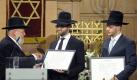 Die neuen Rabbiner Moshe Baumel (M.) und Shlomo Afanasev (l.) bekommen vom Rektor des Rabbinerseminars in Berlin, Chanoch Ehrentreu, ihr Zertifikat überreicht. Foto: dpa