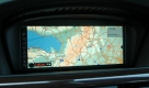 Gerade im dichten Stadtverkehr sind die Prognosen des BMW-Systems häufig zu optimistisch. Dank der IQ Routes-Technologie und dem System HD Traffic, das eine größere Datenbasis nutzt als nur der TMC-Service, schlägt bei hohem Verkehrsaufkommen die Stunde des TomTom-Navis. Foto: press-inform