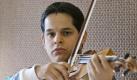 Der Geiger Manuel Druminski ist Konzertmeister und mit 26 Jahren jüngstes Mitglied des Philharmonischen Orchesters Freiburg. Foto: dpa