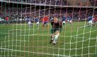 Spaniens Keeper Victor Valdes (M) muss zum zweiten Mal gegen Italien hinter sich greifen. Foto: dpa