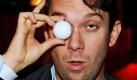 Der Schauspieler Christian Ulmen wirbt in Berlin für die neue Web-Serie Die Snobs - Sie können auch ohne Dich. Im Internet werden die 18 Episoden, die auf einem Golfplatz spielen, am 2. November auf 3min.de gezeigt.  Foto: dpa