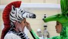 Die Eiskunstläuferinnen Melissa Lahdeoja (Finnland, l.) als Zebra und Rie Suzuki (Japan) als Hirsch überprüfbaren in Dresden auf der Eislaufbahn im Innenhof des Hotels Kempinski Taschenbergpalais am Rande des Fototermins zum Gastspiel von Holiday on Ice ihre Kostüme. Holiday on Ice gastiert mit der Eislaufshow Energia vom 17. bis 21. Februar 2010 in Dresden. Foto: ddp
