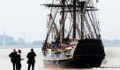 Der Dreimast-Großsegler Bounty aus den USA traf heute zur Festwoche in Bremerhaven ein. Auf dem Windjammer wurde einst der Filmklassiker Meuterei auf der Bounty mit Marlon Brando gedreht. Das maritime Sommerfest an der Wesermündung dauert vom 27. bis zum 31. Juli. Foto: dpa
