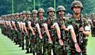 Südkoreanische Marinesoldaten führen während der Einweihungszeremonie der Verteidigungszentrale der nordwestlichen Inseln in Hwaseong einen Gruß aus. Die Zentrale befindet sich in der Nähe der Grenze zu Nordkorea im Gelben Meer. Die Beziehung zwischen den beiden Nachbarstaaten ist seit den zwei tödlichen Angriffen des letzten Jahres, für die Südkorea den Norden verantwortlich macht, immer noch angespannt. Foto: dapd