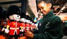 Ein Mädchen von der Cranford-Grundschule in London schaut sich die Merchandise-Artikel im neueröffneten Olympic-Store am Terminal 5 im Londoner Flughafen Heathrow an. Damit wird schon jetzt für die Olympischen Spiele in der britischen Hauptstadt im Jahr 2012 geworben. Foto: dapd
