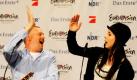 Eurovision Song Contest-Gewinnerin Lena Meyer-Landrut und Produzent Stefan Raab klatschen in Köln auf einer Pressekonferenz ab. Raab will die Grand-Prix-Siegerin auch im nächsten Jahr für Deutschland zum Eurovision Song Contest entsenden.  Foto: ddp